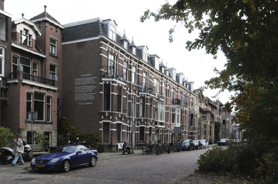 909274 Gezicht op de huizen Koningslaan 2 -hoger te Utrecht, met op de zijgevel van het huis Koningslaan 2 het gedicht ...